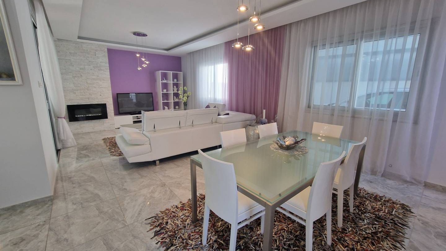 Modern 4-Bedroom Villa with Office
