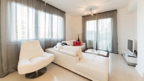 Deluxe fully furnished sea shore apartment
